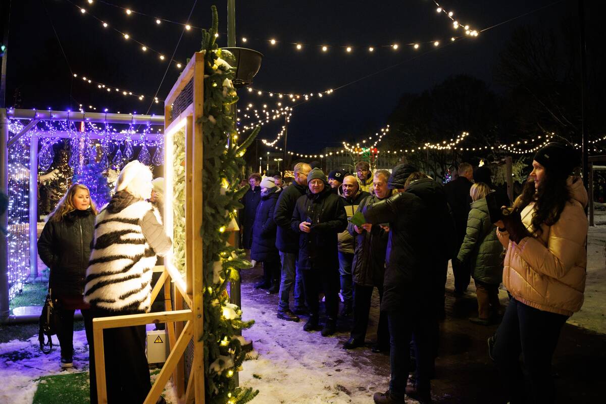Jonavoje įžiebta Kalėdų eglutė ir Kalėdinių eglučių miestelis