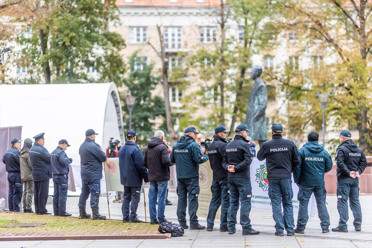 Prie parlamento rūmų dėl algų protestuos pareigūnai