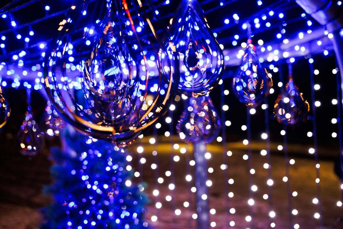 Jonavoje įžiebta Kalėdų eglutė ir Kalėdinių eglučių miestelis