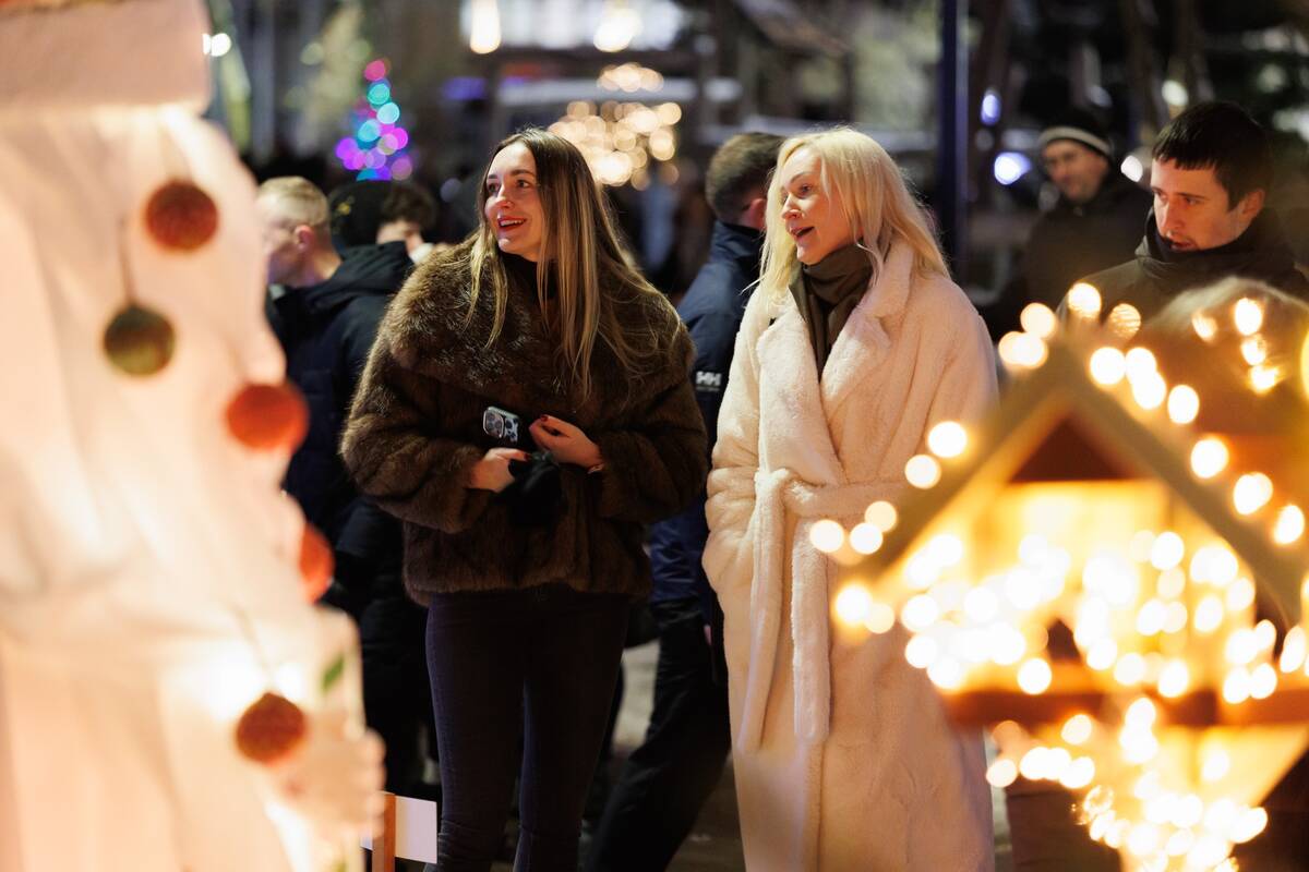Jonavoje įžiebta Kalėdų eglutė ir Kalėdinių eglučių miestelis