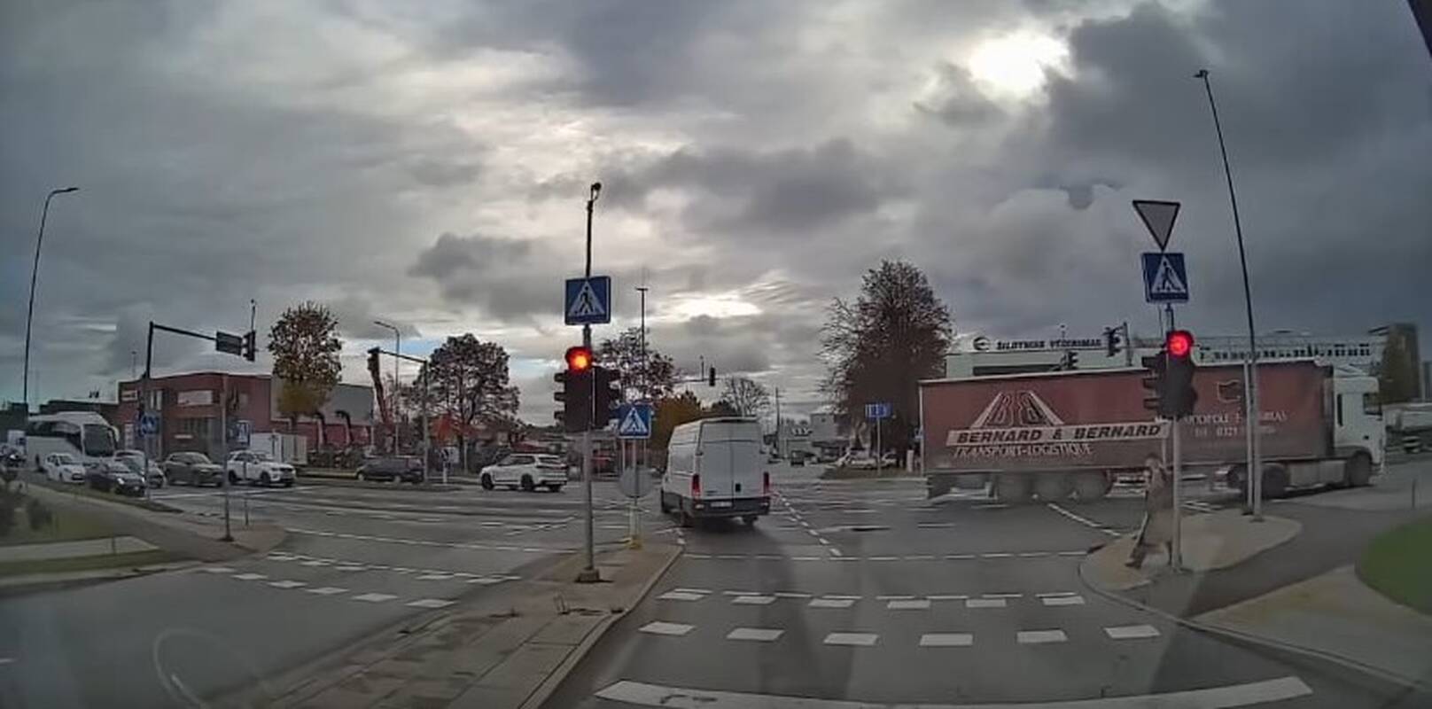 Klaipėdoje – akiplėšiškas furgono vairuotojo manevras: nustebino reakcijos socialiniuose tinkluose