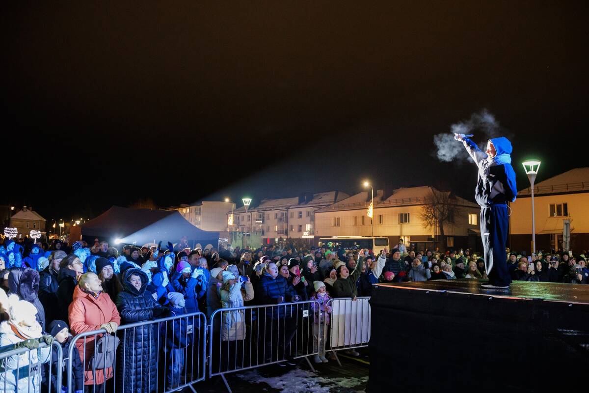 Jonavoje įžiebta Kalėdų eglutė ir Kalėdinių eglučių miestelis