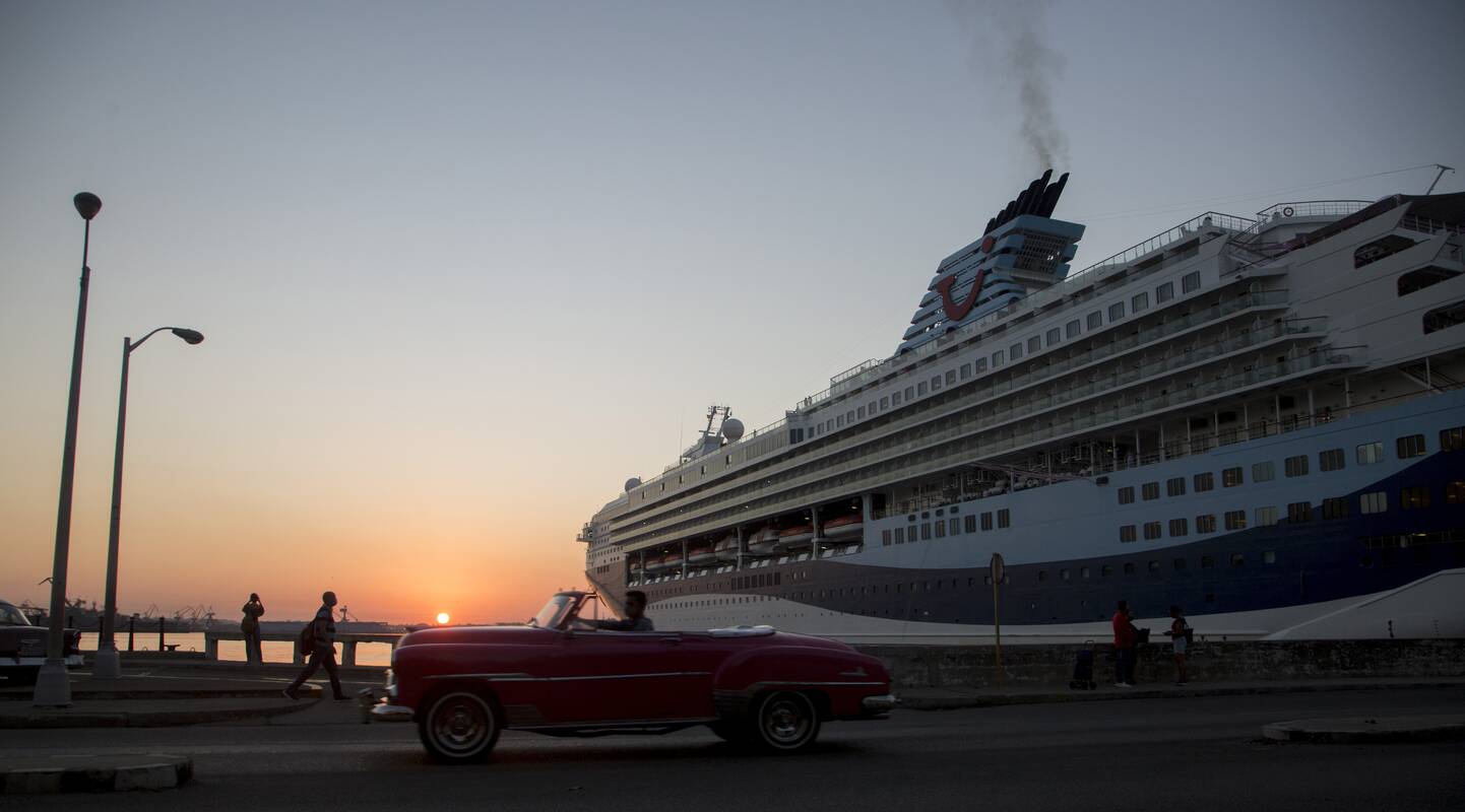 Per tik suaugusiems skirto kruizinio laivo bortą iškrito ir dingo turistas