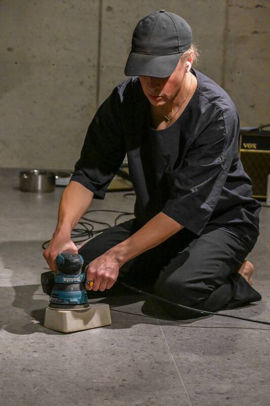 Antti-Juhani Mannineno performanso akimirka.