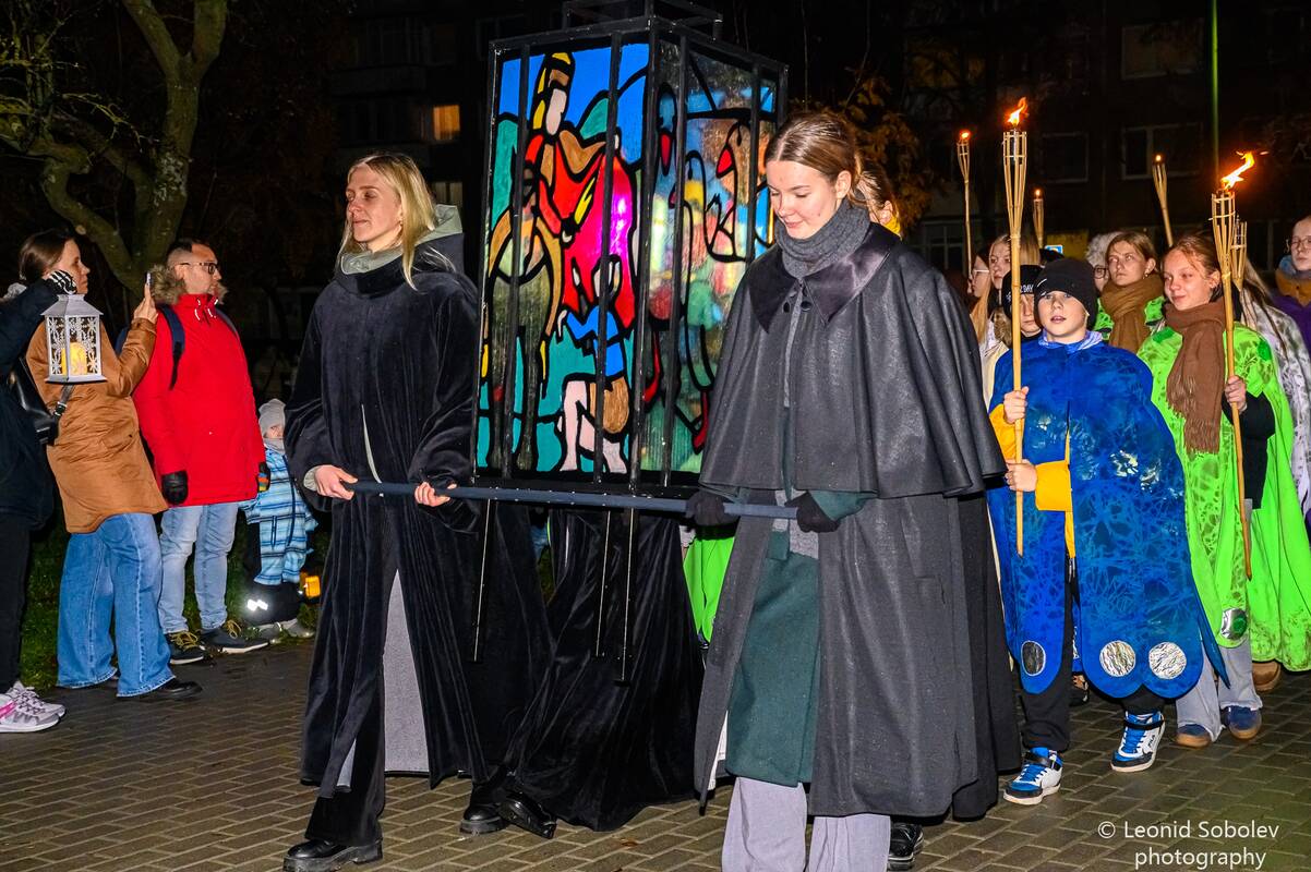 Veiksmas: šventės metu vyko žaidimai ir kitos linksmybės.