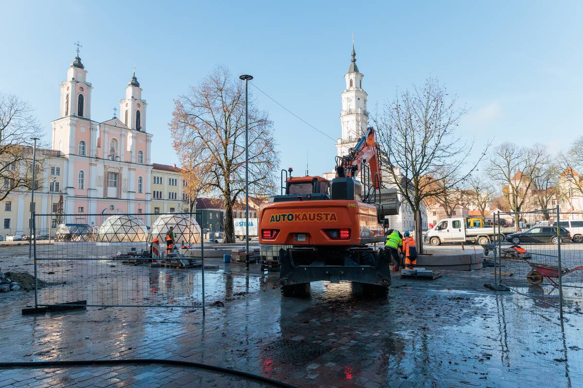 Rotušės aikštėje statomi kalėdinio miestelio kupolai