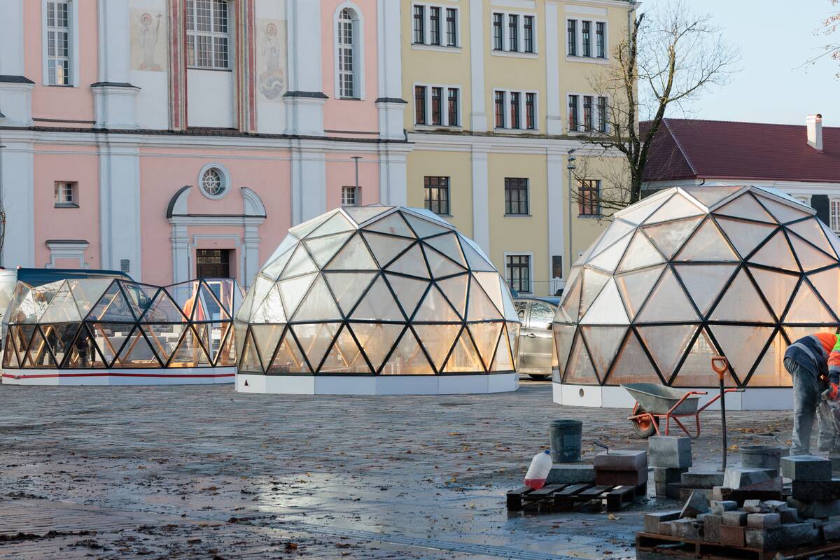 Rotušės aikštėje statomi kalėdinio miestelio kupolai