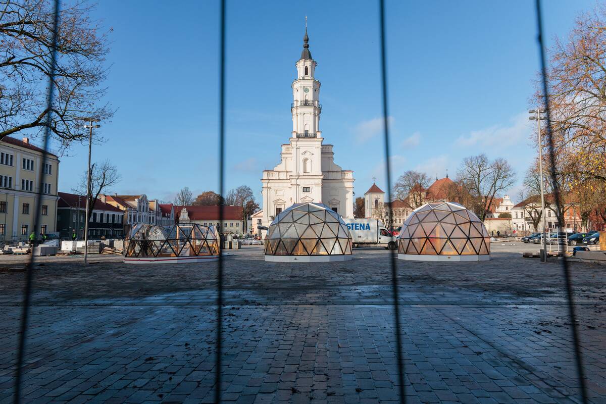 Rotušės aikštėje statomi kalėdinio miestelio kupolai