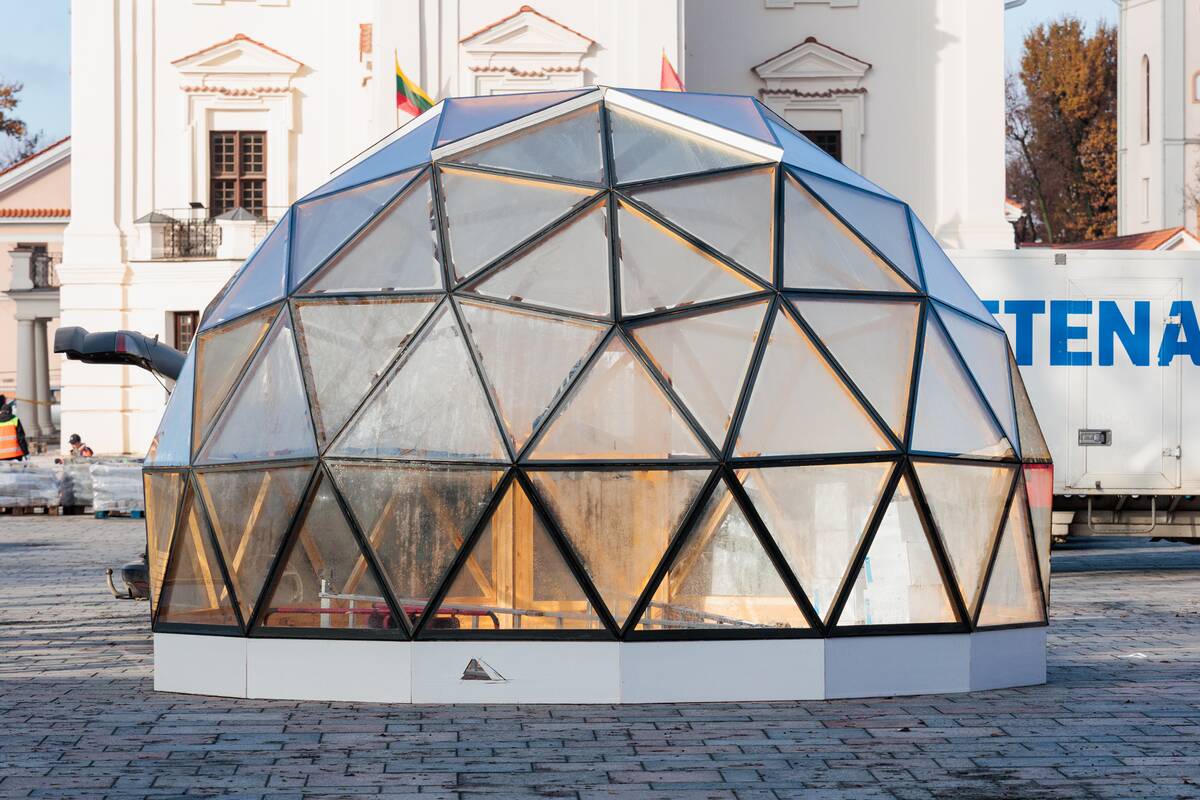 Rotušės aikštėje statomi kalėdinio miestelio kupolai