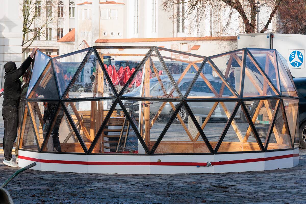 Rotušės aikštėje statomi kalėdinio miestelio kupolai