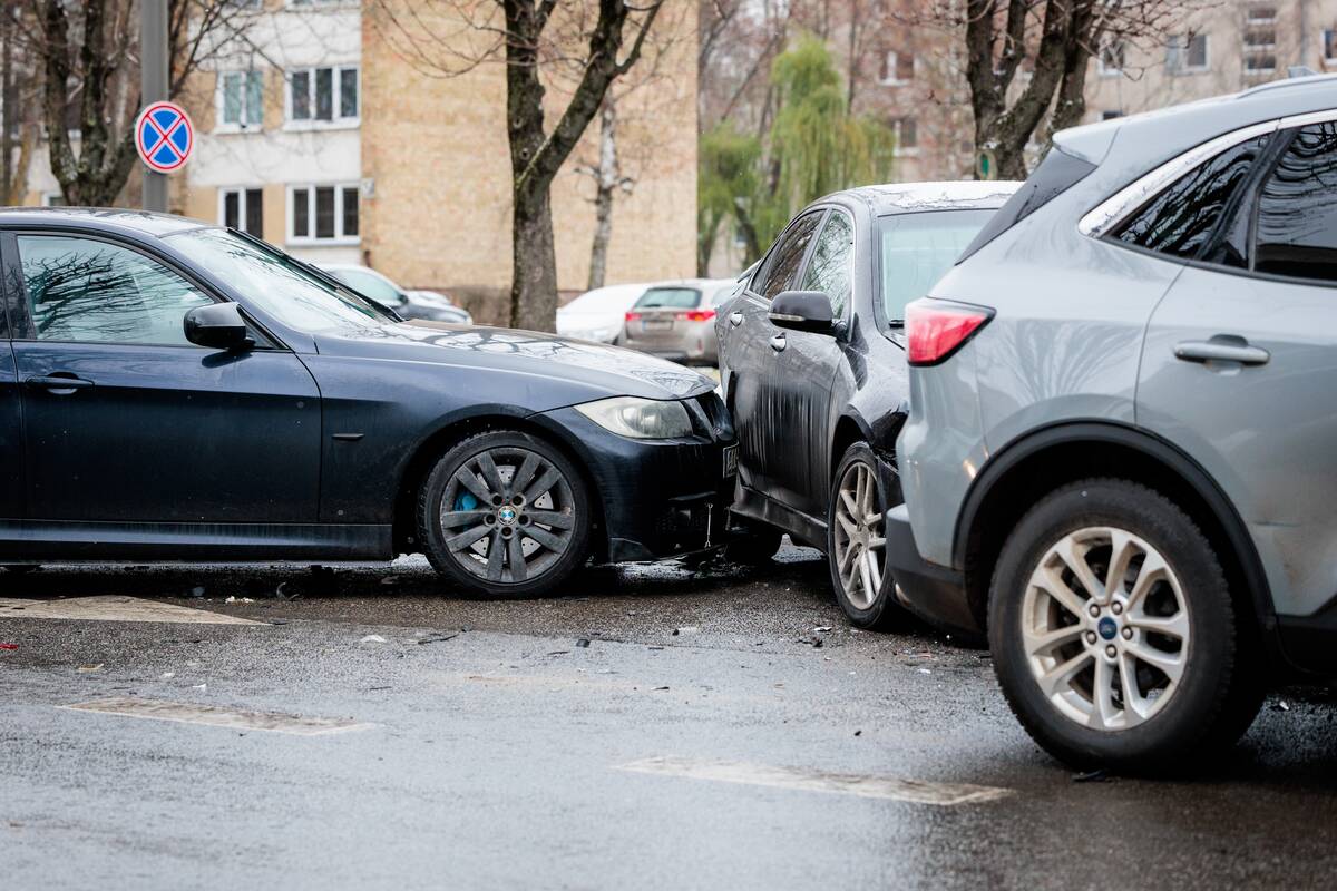 Trijų automobilių avarija Savanorių prospekte