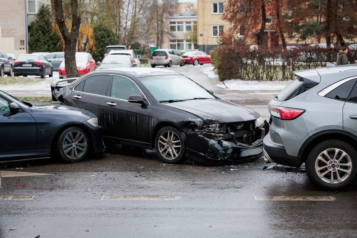 Trijų automobilių avarija Savanorių prospekte