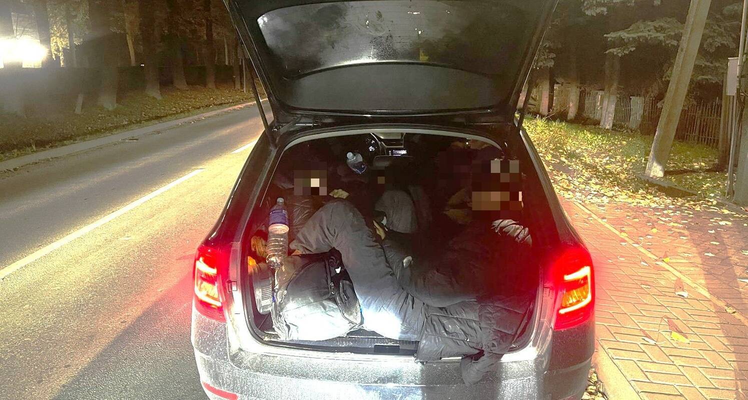 Susispaudusius migrantus mašinos salone ir bagažinėje vežęs vyras: žadėjo 700 eurų