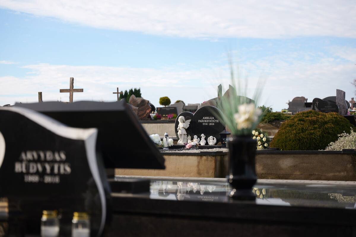 Visų Šventųjų dieną žmonės plūsta į kapines