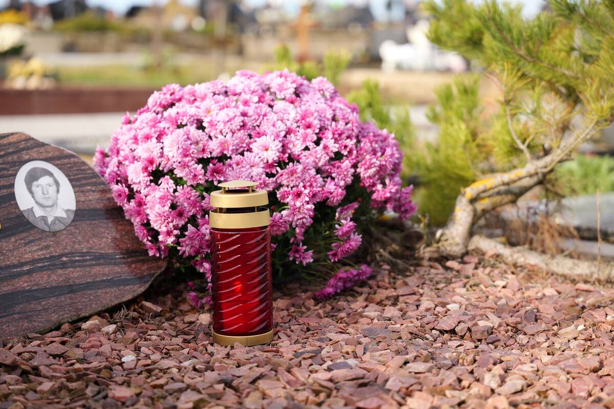 Visų Šventųjų dieną žmonės plūsta į kapines