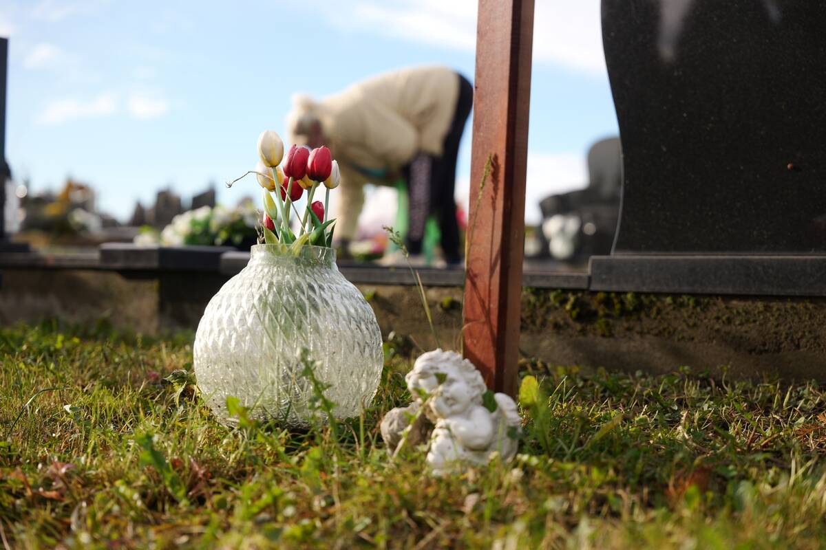 Visų Šventųjų dieną žmonės plūsta į kapines