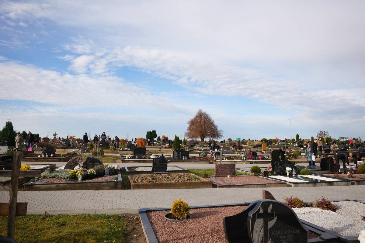 Visų Šventųjų dieną žmonės plūsta į kapines