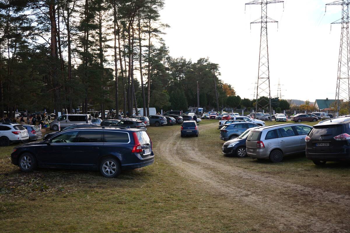 Automobilių eismas ties kapinėmis