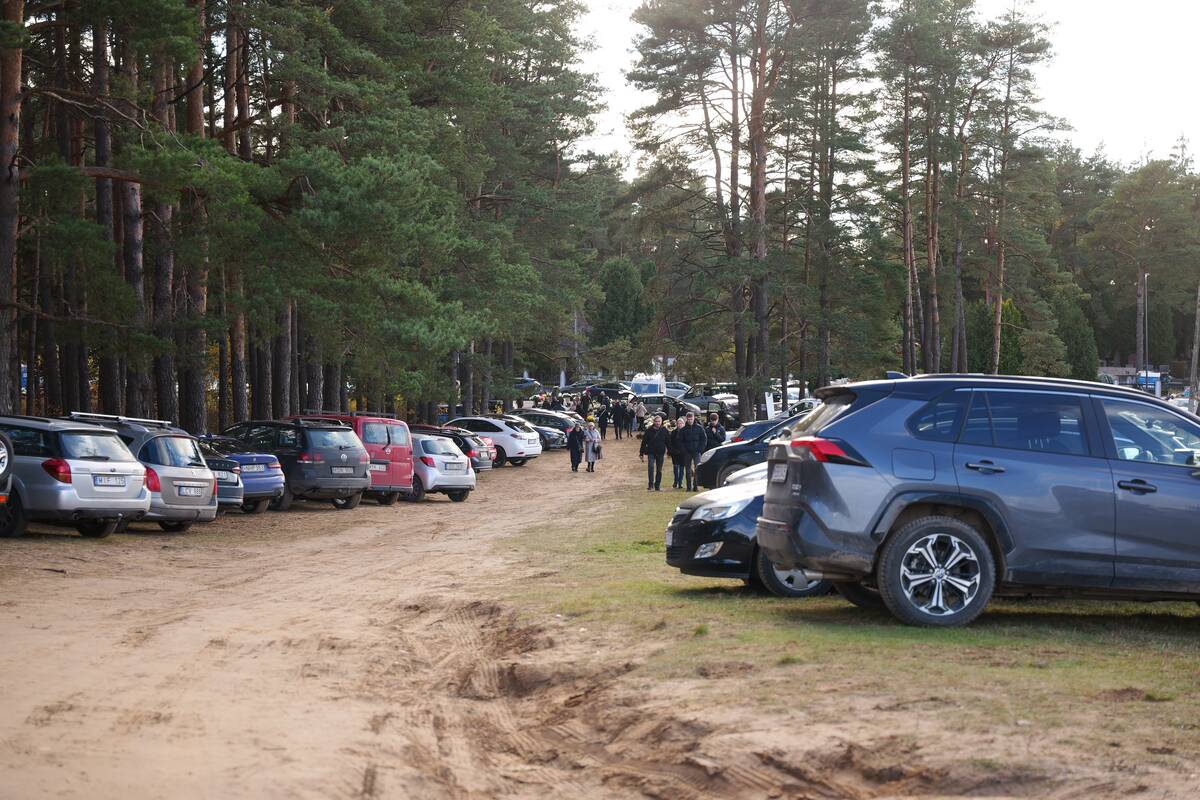 Automobilių eismas ties kapinėmis