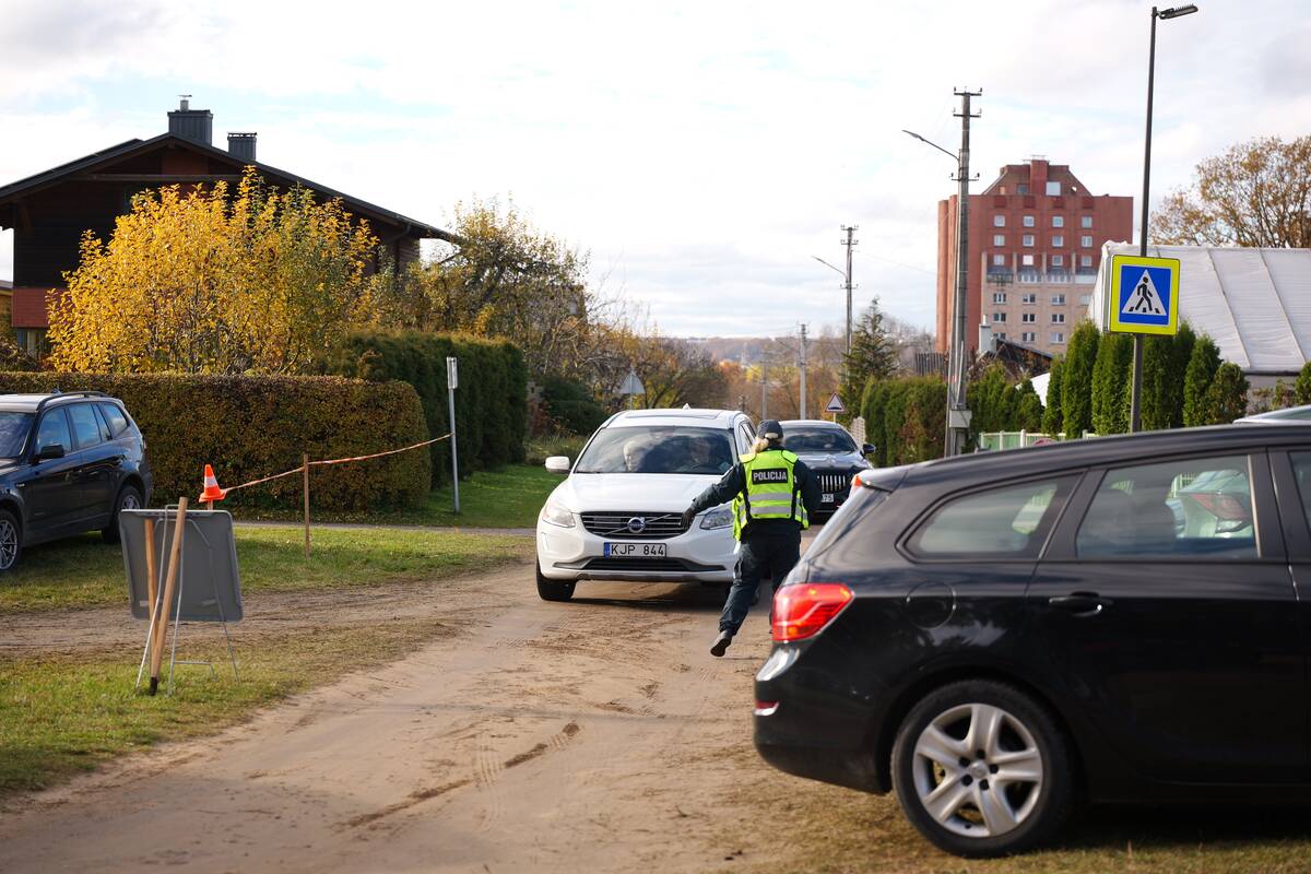 Automobilių eismas ties kapinėmis