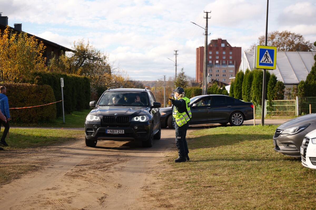 Automobilių eismas ties kapinėmis