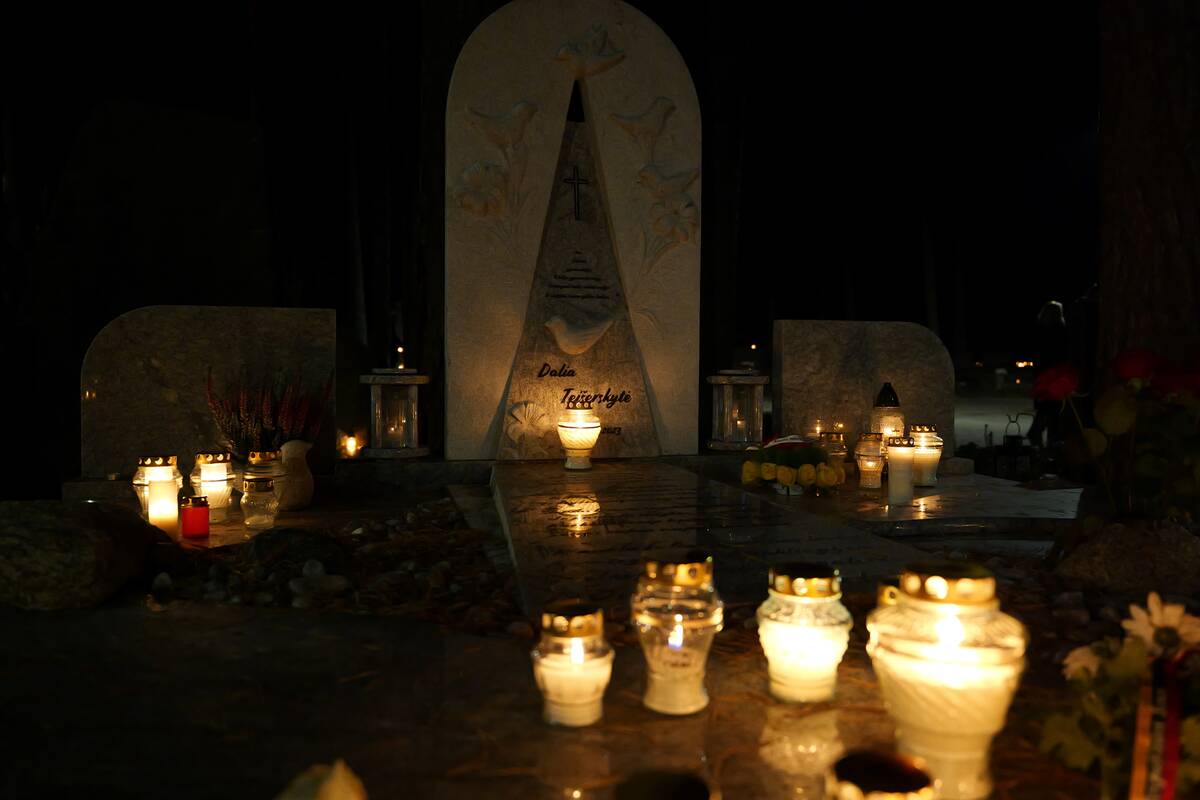 Petrašiūnų kapinėse žvakės nušvietė žinomų žmonių kapus