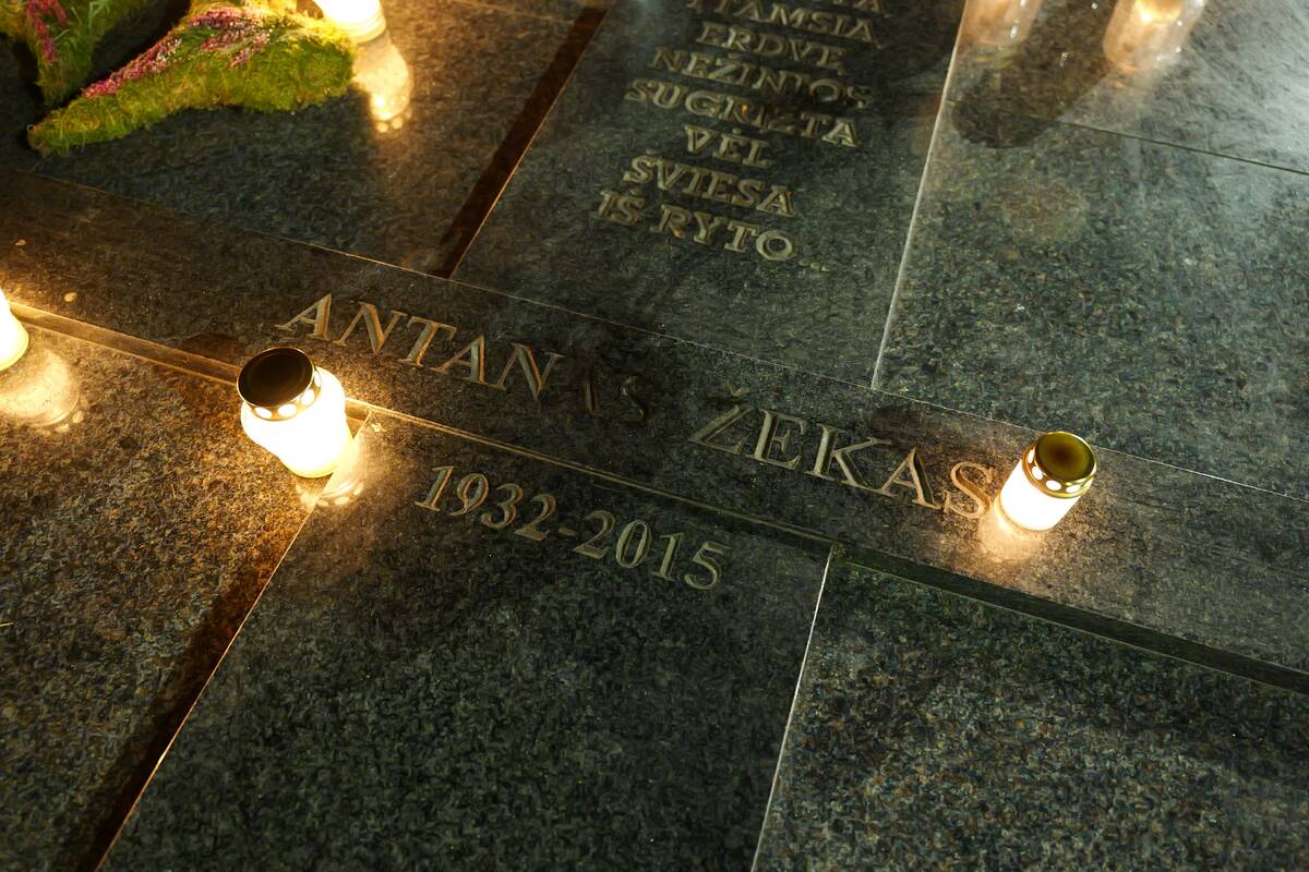 Petrašiūnų kapinėse žvakės nušvietė žinomų žmonių kapus