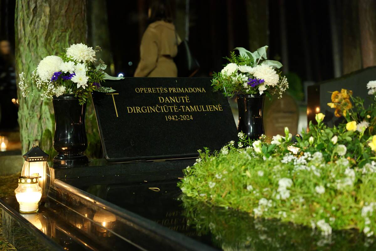 Petrašiūnų kapinėse žvakės nušvietė žinomų žmonių kapus