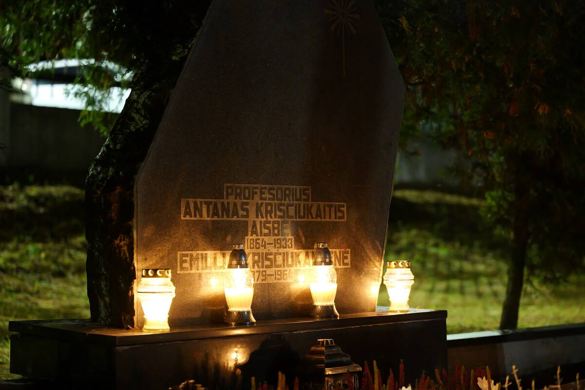 Petrašiūnų kapinėse žvakės nušvietė žinomų žmonių kapus