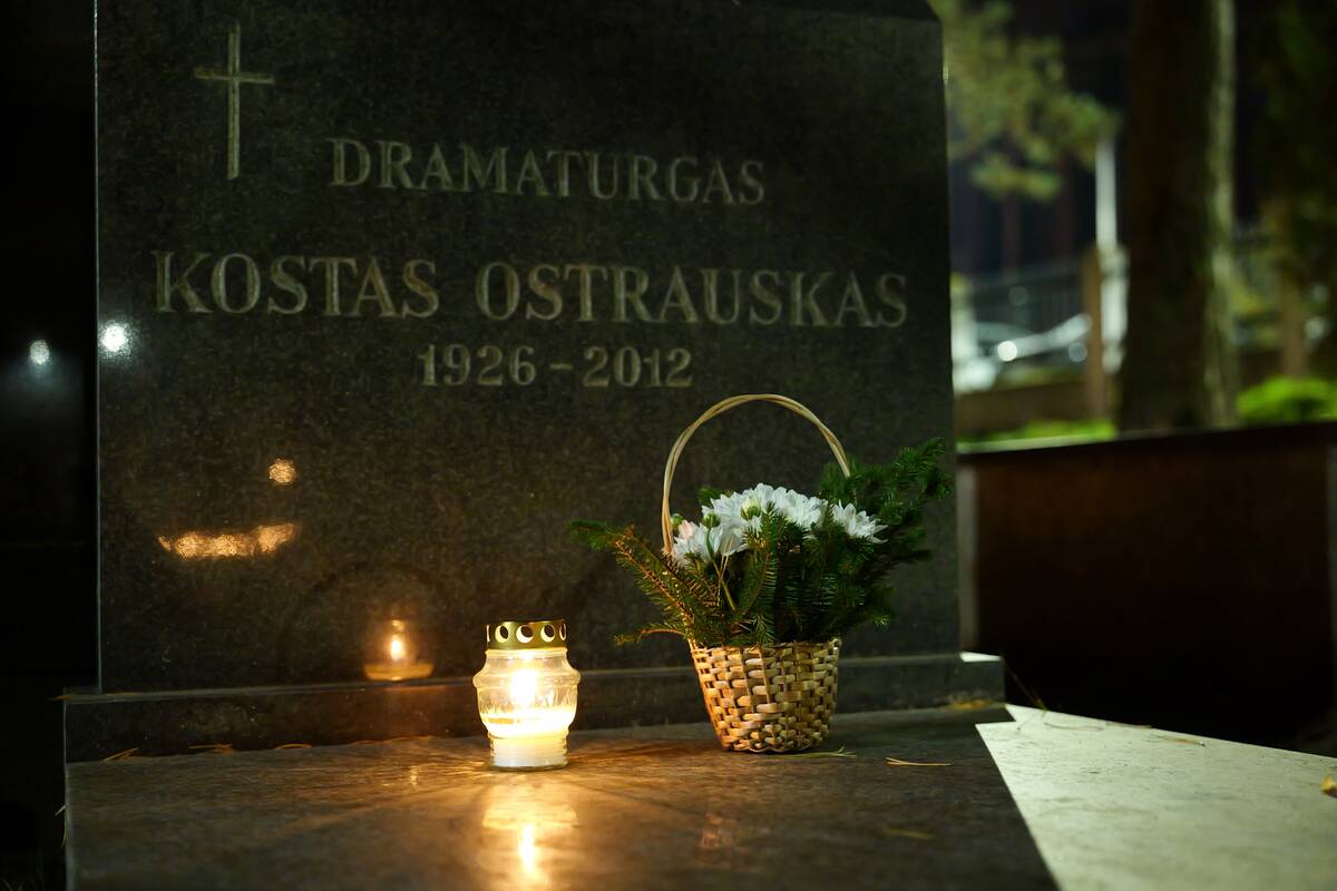 Petrašiūnų kapinėse žvakės nušvietė žinomų žmonių kapus