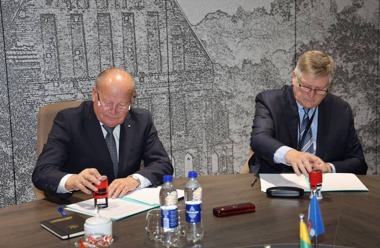 Partnerystė: bendradarbiavimo sutartį pasirašė Kauno rajono savivaldybės meras V. Makūnas ir LSMU rektorius R. Benetis.