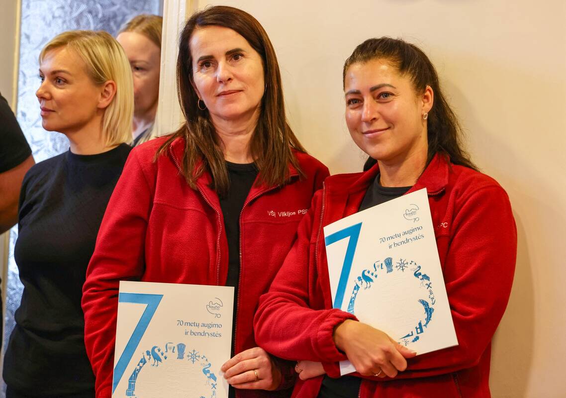 Proga: atnaujintų Ambulatorinių slaugos paslaugų namuose komandos patalpų pristatymo metu slaugytojo padėjėjoms R. Žemaitei (kairėje) ir J. Mankuvienei dėkota už nuoširdų, atsakingą darbą ir atsidavimą pacientams.