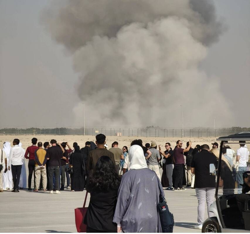 Dubajaus aviacijos parodoje per parodomąjį skrydį sudužus Indijos naikintuvui žuvo pilotas