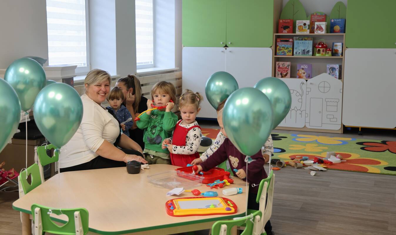 Skaičius: modernizuotose ir darželio veiklai pritaikytose patalpose įkurtos dvi ugdymo grupės, kuriose mokysis 30 ikimokyklinio amžiaus mažylių.