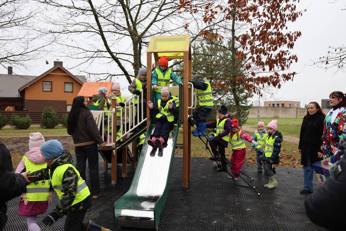 Testas: mažieji iš karto išbandė įrenginius.