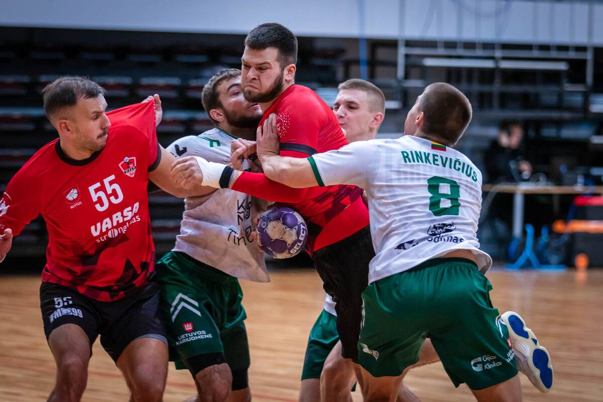 Mūšis: per „Varsos-Stronglaso“ (raudonos spalvos marškinėliai) ir „Granito-Kario“ rungtynes teisėjai net šešiolika kartų skyrė žaidėjams dviejų minučių baudas.