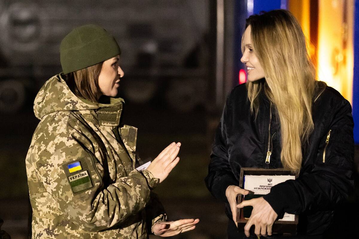 Angelina Jolie (dešinėje)