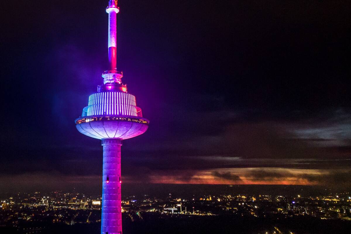 TV bokštas nušvito purpurine spalva – minima Pasaulinė neišnešiotų naujagimių diena