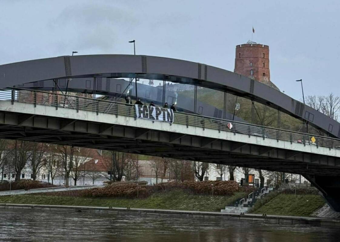 Vilniuje iškabinti transparantai „FCK PTN“ – policijos akiratyje