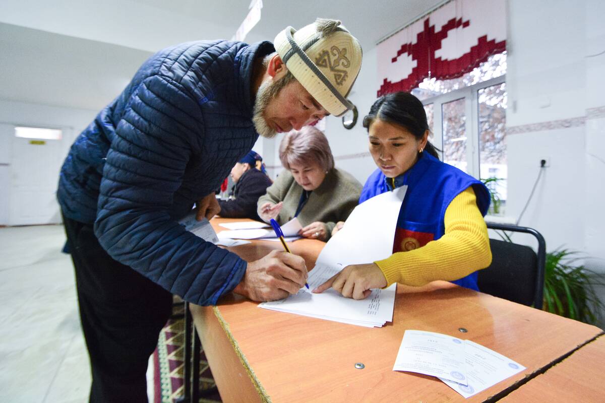 Kirgizijoje vyksta rinkimai, turintys suteikti prezidentui dar daugiau galių