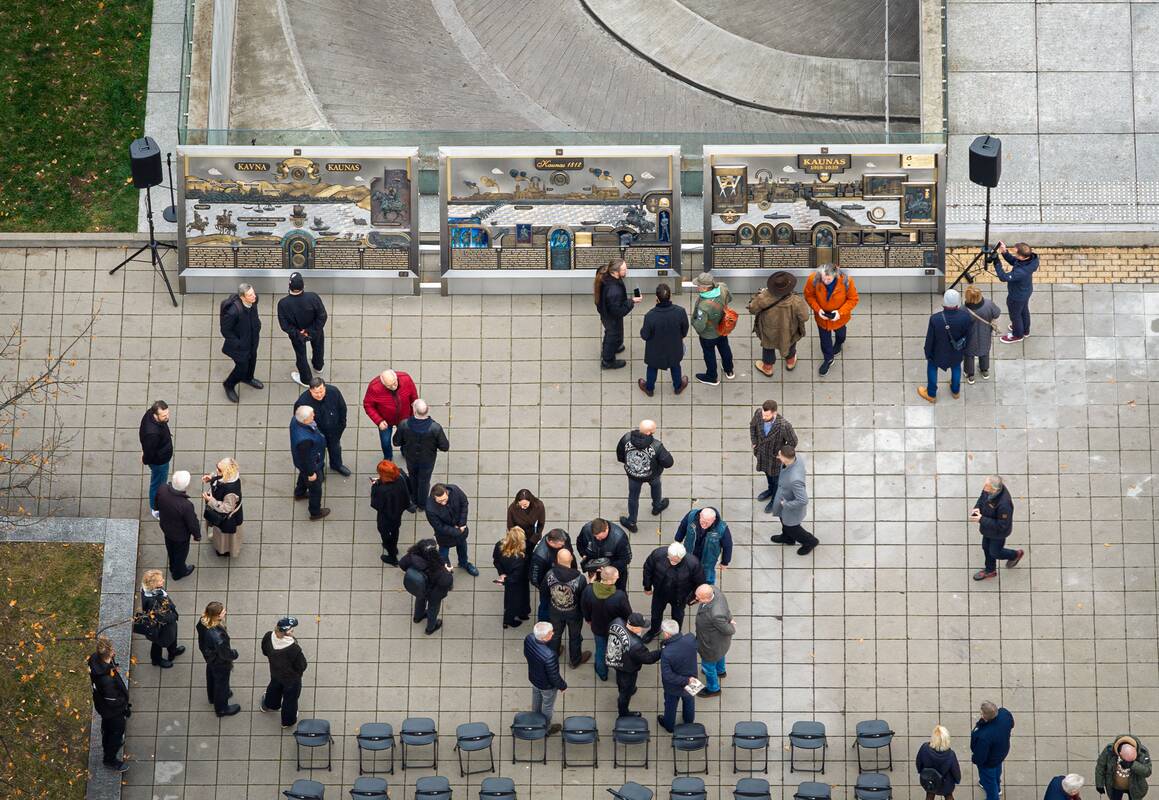 Vienybės aikštėje atidengti  bronziniai bareljefai „Kauno istorija“