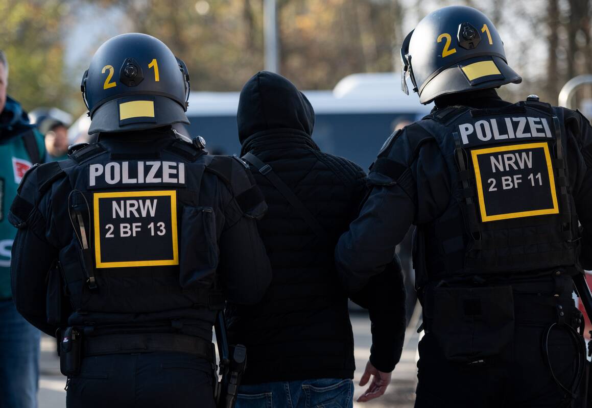 Po grasinimų susprogdinti mokyklas ir stotis – policijos kratos