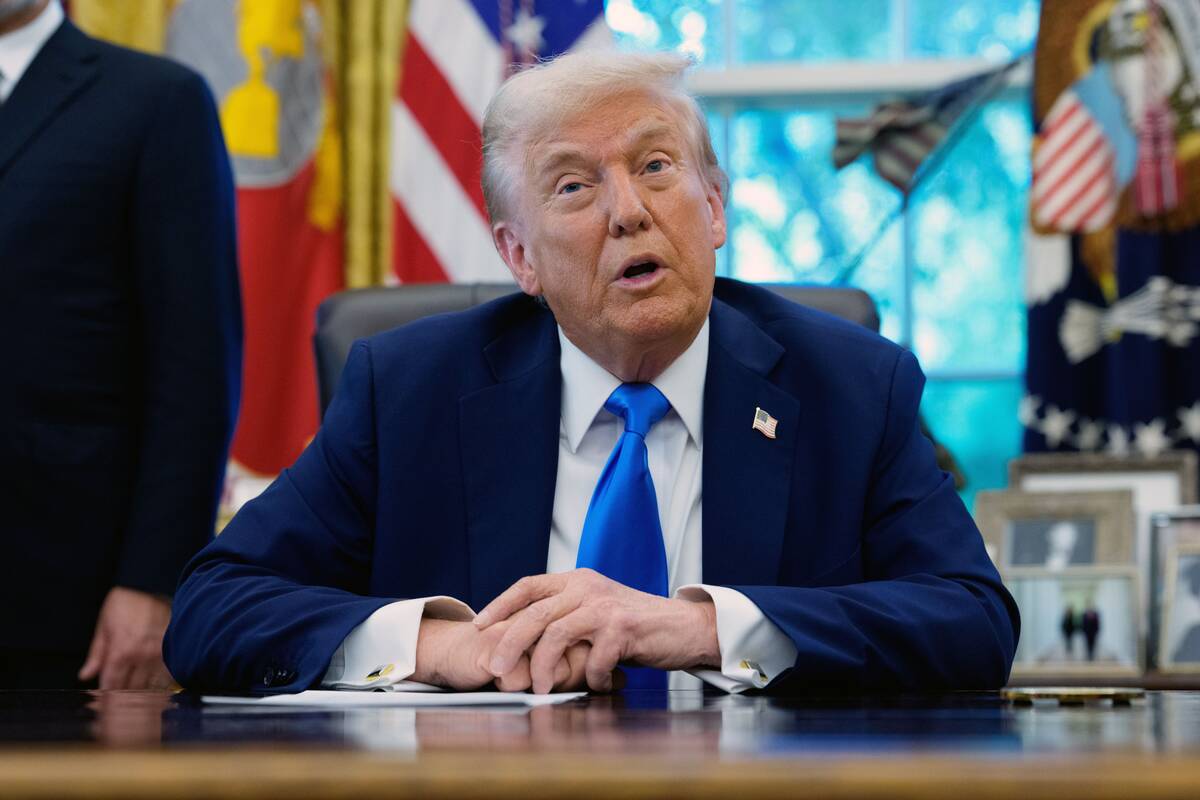 Šveicarijos parlamentarai reikalauja tyrimo dėl prabangių dovanų Trumpui