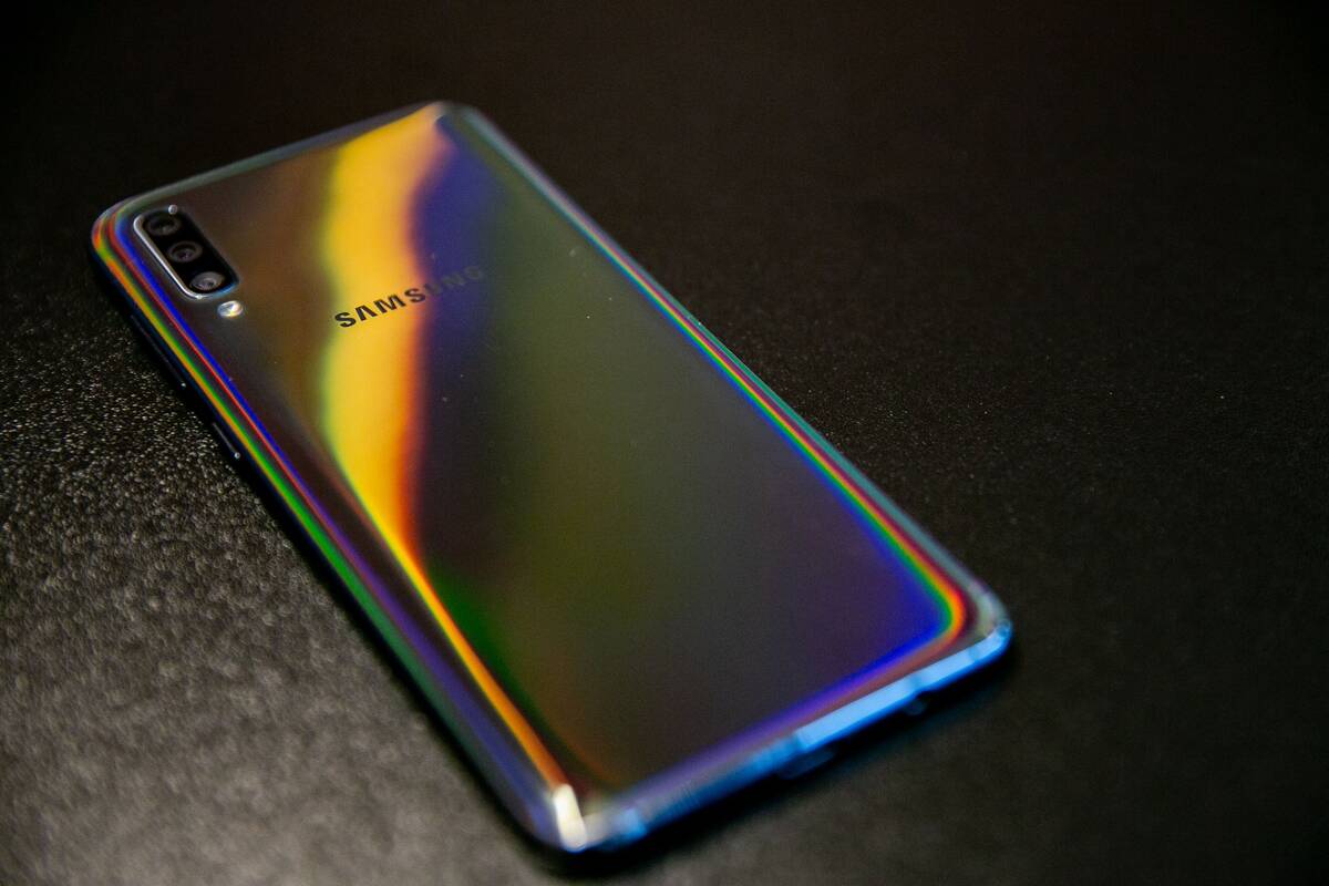 Trys vyrai iš septintokės atėmė telefoną ir viešbutyje ją prievartavo dvi dienas