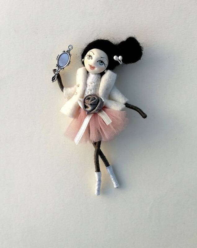 Coliukės: visos 10 cm mažylės – skirtingos. Galite segti jas į švarko atlapą, sodinti namie ant papuošalų dėžutės ar įtvirtinti rėmelyje – visur teks džiaugsmą, kels šypseną.