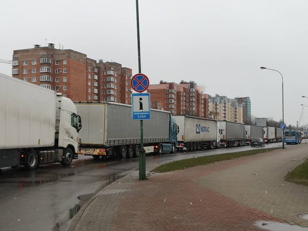 Mokės: už tai, kad metų metus vilkikai laužė miesto gatves, savivaldybės biudžetas negaudavo nė cento, tačiau nuo kitų metų mokestis pateks į miesto biudžetą.