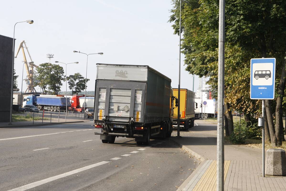 Planai: ieškant sprendimų, kaip atlaisvinti miesto gatves nuo kelkraščiuose stoviniuojančių vilkikų, sunkiasvorio transporto laukimo aikštelę svarstoma įrengti užmiestyje.