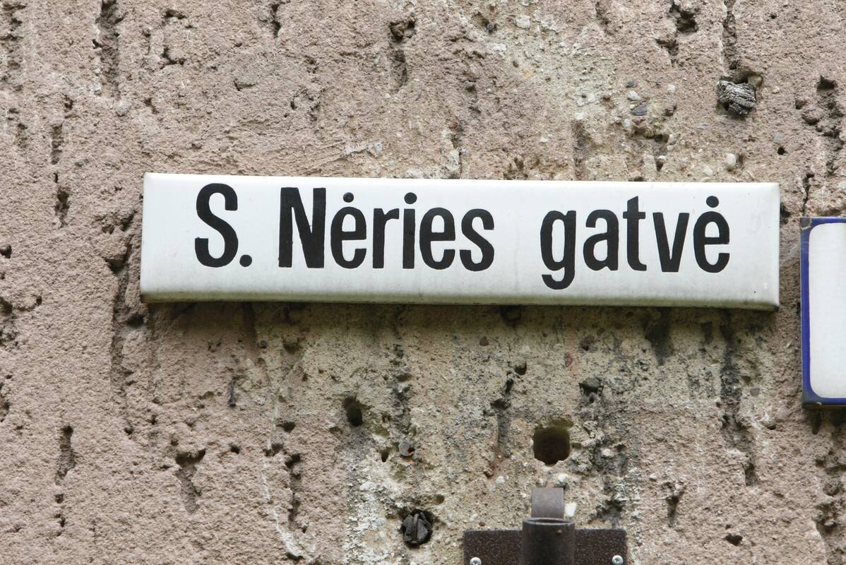 Situacija: daugiau nei prieš dvejus metus, įsigaliojus vadinamajam desovietizacijos įstatymui, S. Nėries gatvė Klaipėdoje turėjo būti pervadinta, tačiau tai lyg šiol nėra padaryta.