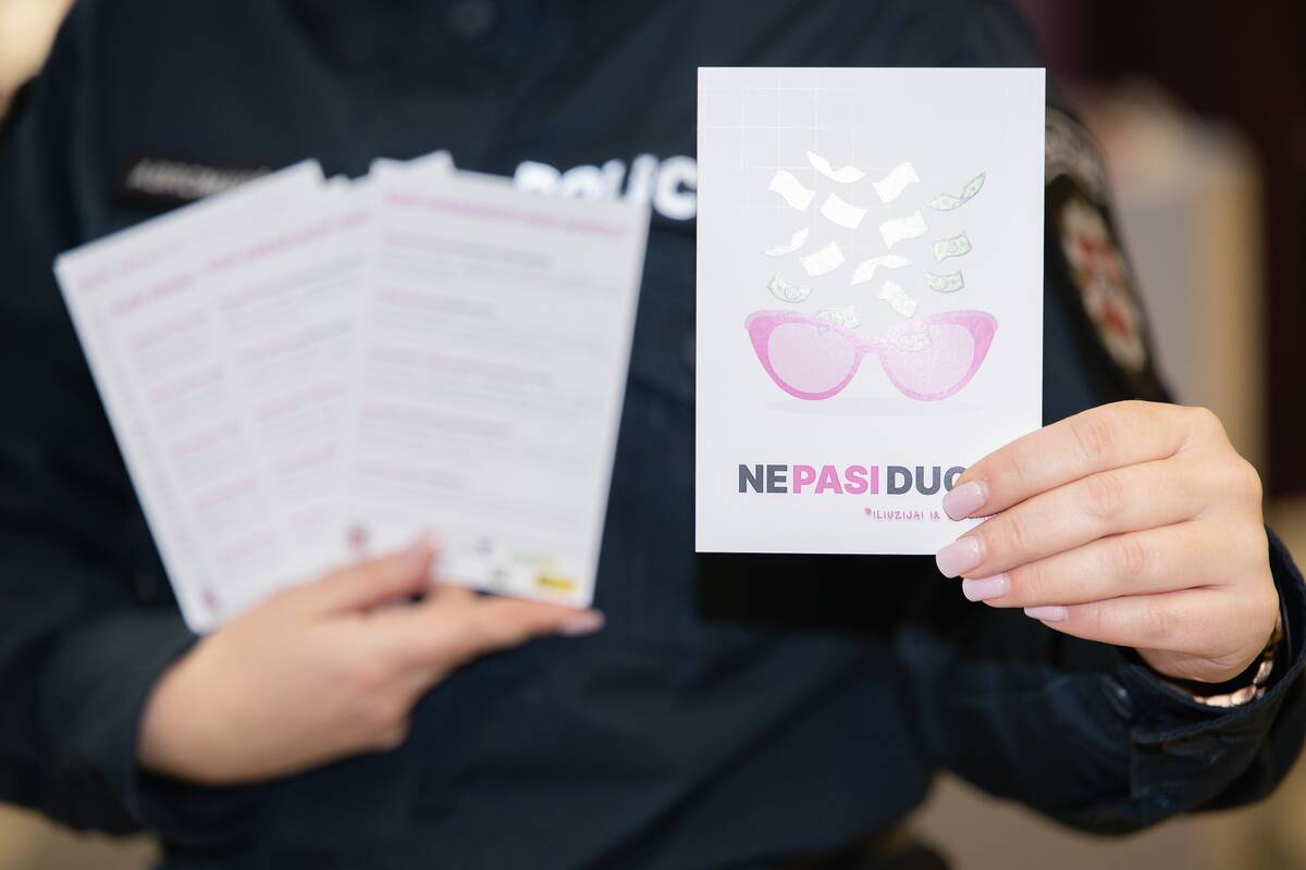 Veikla: pareigūnai surengė ne vieną akciją, įspėjančią nepasiduoti sukčių apgaulėms.
