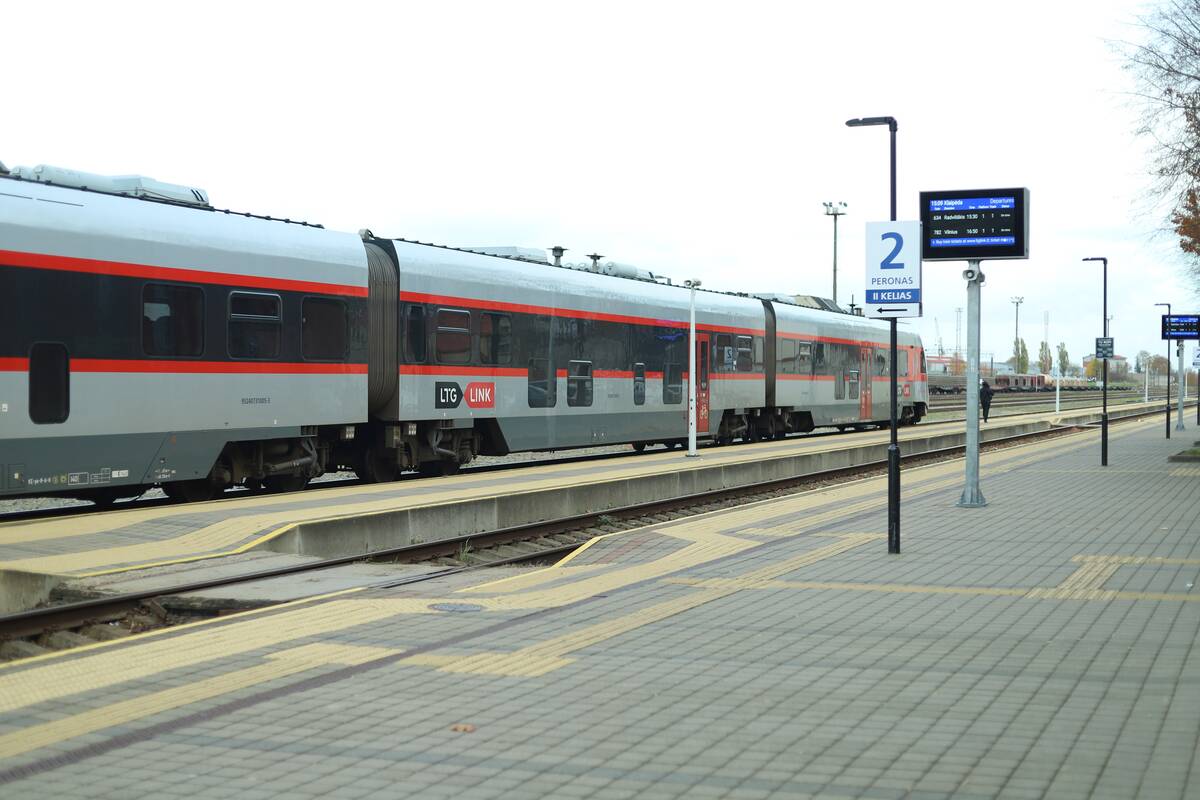 Problema: keleiviai skundžiasi retesniais traukinių reisais ir vėlavimu.